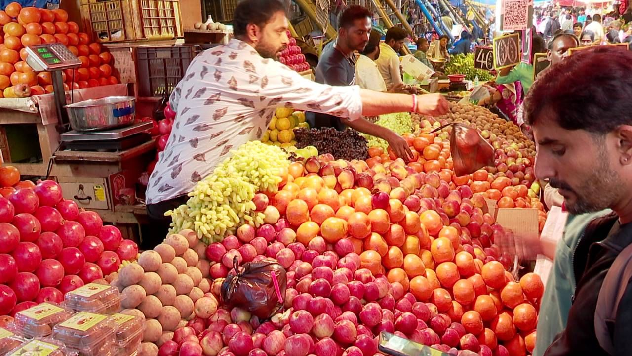 ಸಿಲಿಕಾನ್ ಸಿಟಿಯಲ್ಲಿ ಸಂಕ್ರಾಂತಿ ಸಡಗರ; ಖರೀದಿಗೆ ಮುಗಿಬಿದ್ದ ಜನ, ತರಕಾರಿ, ಹೂ, ಹಣ್ಣು ಬೆಲೆ ಏರಿಕೆ