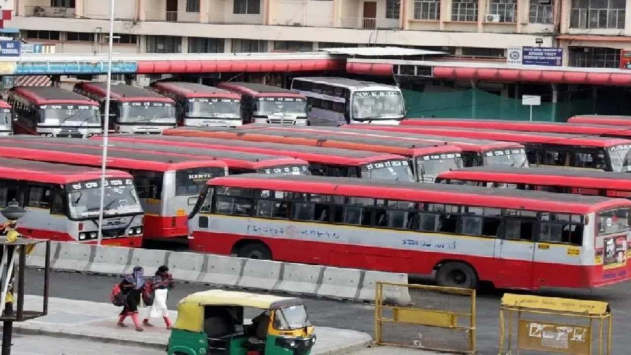 ಕೆಎಸ್​ಆರ್​ಟಿಸಿ ಬಸ್ ಸೋರಿಕೆ; ಬೆಂಗಳೂರಿನಿಂದ ಓಂಶಕ್ತಿ ದೇವಾಲಯಕ್ಕೆ ಹೋಗಿದ್ದ ಭಕ್ತರ ಪರದಾಟ