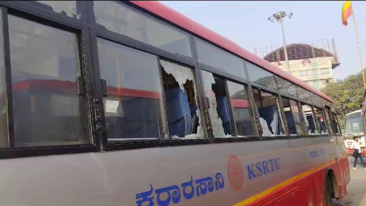 ಶಾಂತಲಾ ಸಿಗ್ನಲ್ನಲ್ಲಿ 2 ಕೆಎಸ್ಆರ್ಟಿಸಿ ಬಸ್ಗಳ ಮೇಲೆ ದೊಣ್ಣೆಯಿಂದ ದಾಳಿ; ಇಬ್ಬರು ವಶ ಶಾಂತಲಾ ಸಿಗ್ನಲ್ನಲ್ಲಿ 2 ಕೆಎಸ್ಆರ್ಟಿಸಿ ಬಸ್ಗಳ ಮೇಲೆ ದೊಣ್ಣೆಯಿಂದ ದಾಳಿ; ಇಬ್ಬರು ವಶ