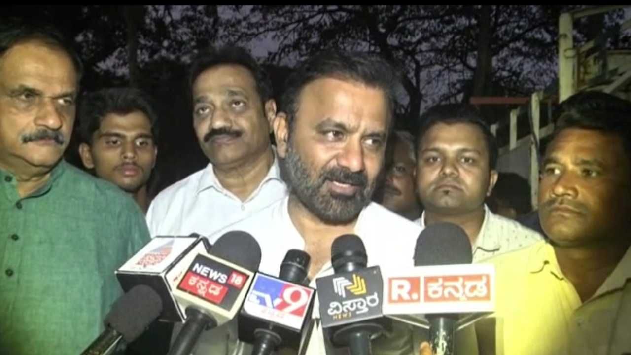 ಸಿದ್ದರಾಮಯ್ಯ ಆಡಳಿತವನ್ನು ಐಸಿಸ್ ಆಡಳಿತಕ್ಕೆ ಹೋಲಿಕೆ: ಪ್ರಲ್ಹಾದ್ ಜೋಶಿ ವಿರುದ್ಧ ಸಚಿವ ಸಂತೋಷ್ ಲಾಡ್ ಆಕ್ರೋಶ ಸಿದ್ದರಾಮಯ್ಯ ಆಡಳಿತವನ್ನು ಐಸಿಸ್ ಆಡಳಿತಕ್ಕೆ ಹೋಲಿಕೆ: ಪ್ರಲ್ಹಾದ್ ಜೋಶಿ ವಿರುದ್ಧ ಸಚಿವ ಸಂತೋಷ್ ಲಾಡ್ ಆಕ್ರೋಶ