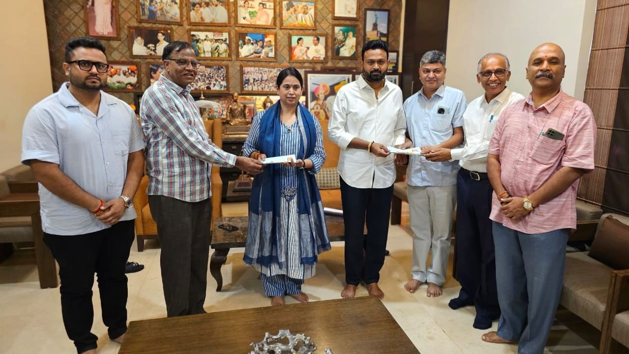 ಟೀಕೆಗಳ ನಡುವೆಯೇ ಲಕ್ಷ್ಮೀ ಹೆಬ್ಬಾಳ್ಕರ್ಗೆ ರಾಮ ಮಂದಿರ ಉದ್ಘಾಟನೆ ಆಮಂತ್ರಣ ನೀಡಿದ ವಿಹೆಚ್ಪಿ ಟೀಕೆಗಳ ನಡುವೆಯೇ ಲಕ್ಷ್ಮೀ ಹೆಬ್ಬಾಳ್ಕರ್ಗೆ ರಾಮ ಮಂದಿರ ಉದ್ಘಾಟನೆ ಆಮಂತ್ರಣ ನೀಡಿದ ವಿಹೆಚ್ಪಿ