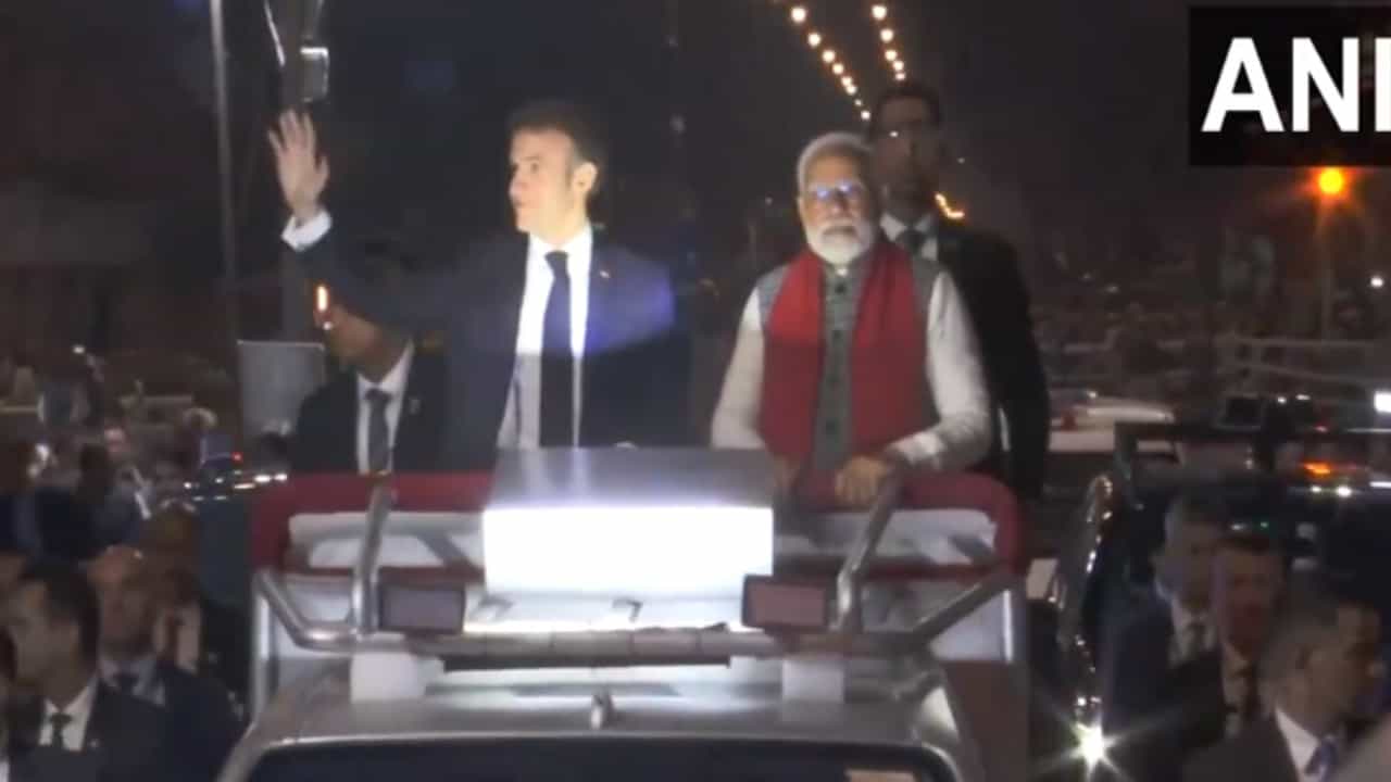 PM Modi Macron Roadshow: ಜೈಪುರದಲ್ಲಿ ಫ್ರಾನ್ಸ್ ಅಧ್ಯಕ್ಷ ಇಮ್ಯಾನುಯೆಲ್ ಮ್ಯಾಕ್ರನ್ ಜತೆ ಮೋದಿ ರೋಡ್ ಶೋ PM Modi Macron Roadshow: ಜೈಪುರದಲ್ಲಿ ಫ್ರಾನ್ಸ್ ಅಧ್ಯಕ್ಷ ಇಮ್ಯಾನುಯೆಲ್ ಮ್ಯಾಕ್ರನ್ ಜತೆ ಮೋದಿ ರೋಡ್ ಶೋ