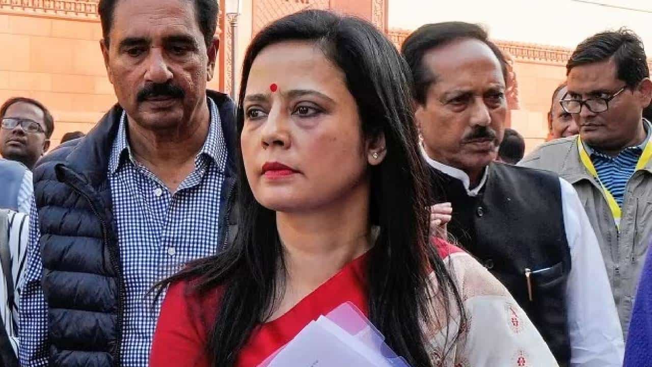 Mahua Moitra: ಕೊನೆಗೂ ಸರ್ಕಾರಿ ಬಂಗಲೆಯಿಂದ ಹೊರ ನಡೆದ ಮಾಜಿ ಸಂಸದೆ ಮಹುವಾ ಮೊಯಿತ್ರಾ Mahua Moitra: ಕೊನೆಗೂ ಸರ್ಕಾರಿ ಬಂಗಲೆಯಿಂದ ಹೊರ ನಡೆದ ಮಾಜಿ ಸಂಸದೆ ಮಹುವಾ ಮೊಯಿತ್ರಾ