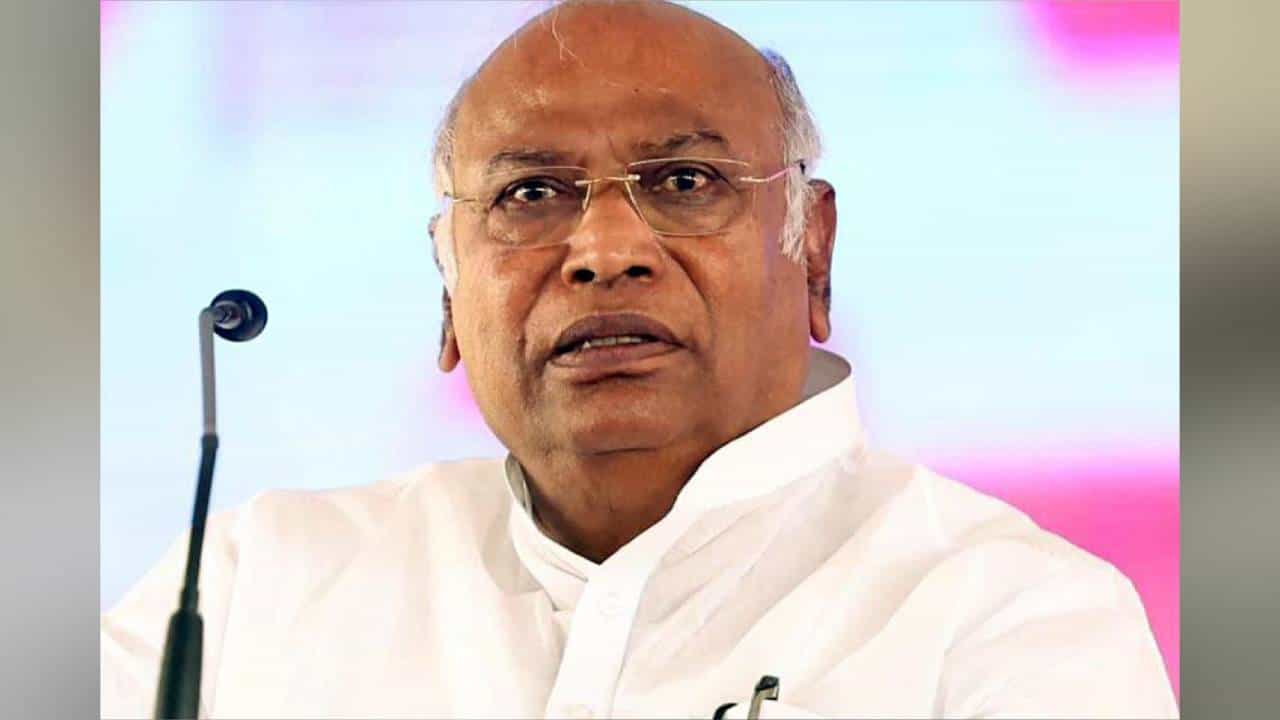 ತವರು ಕ್ಷೇತ್ರದಲ್ಲೇ AICC ಅಧ್ಯಕ್ಷರಿಗೆ ಶಾಖ್: ಮಲ್ಲಿಕಾರ್ಜುನ್ ಖರ್ಗೆ ಆಪ್ತ ಬಿಜೆಪಿ ಸೇರ್ಪಡೆ ತವರು ಕ್ಷೇತ್ರದಲ್ಲೇ AICC ಅಧ್ಯಕ್ಷರಿಗೆ ಶಾಖ್: ಮಲ್ಲಿಕಾರ್ಜುನ್ ಖರ್ಗೆ ಆಪ್ತ ಬಿಜೆಪಿ ಸೇರ್ಪಡೆ