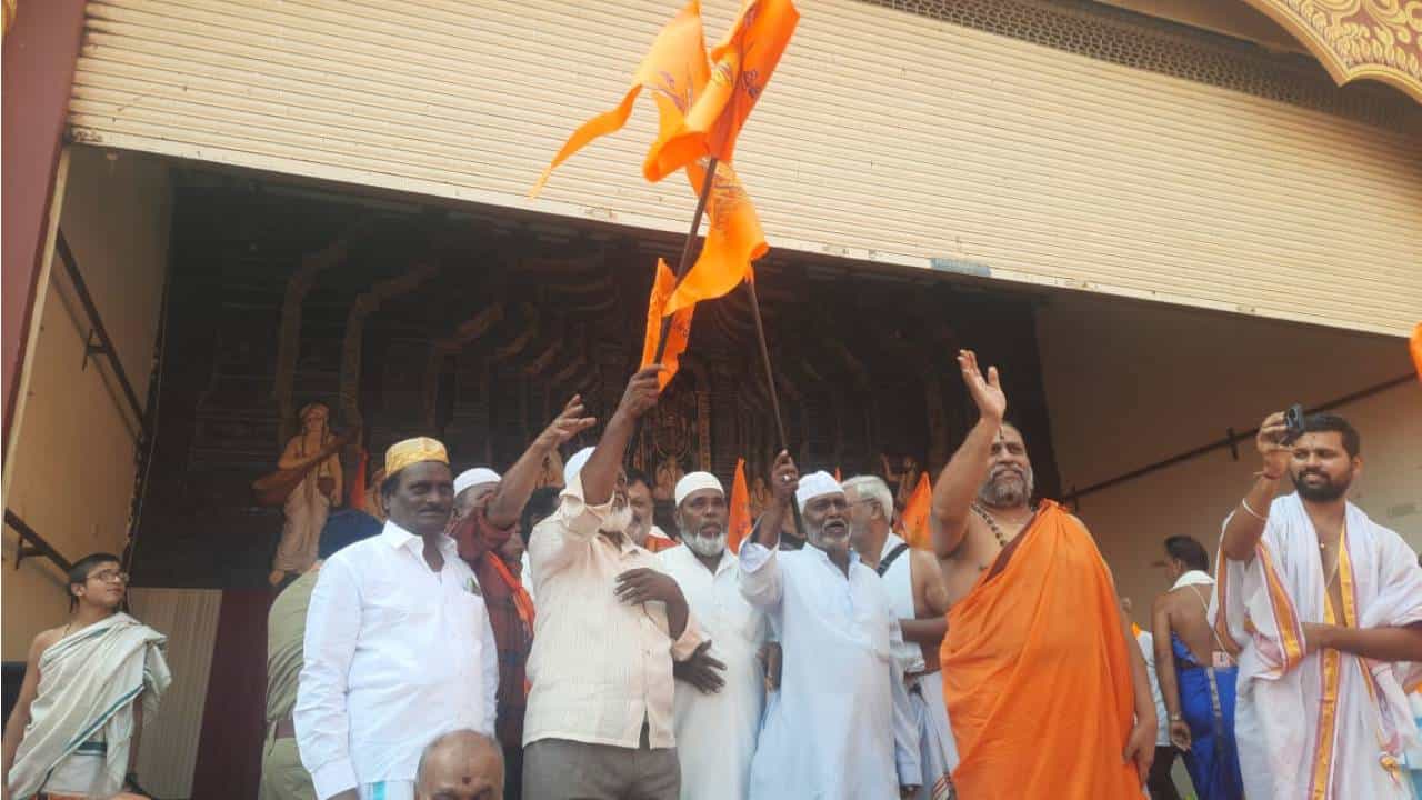 ಮಂತ್ರಾಲಯದಲ್ಲಿ ಕೇಸರಿ ಧ್ವಜ ಹಾರಿಸಿ ಶೋಭಾಯಾತ್ರೆಗೆ ಚಾಲನೆ ನೀಡಿದ ಮುಸ್ಲಿಮರು ಮಂತ್ರಾಲಯದಲ್ಲಿ ಕೇಸರಿ ಧ್ವಜ ಹಾರಿಸಿ ಶೋಭಾಯಾತ್ರೆಗೆ ಚಾಲನೆ ನೀಡಿದ ಮುಸ್ಲಿಮರು