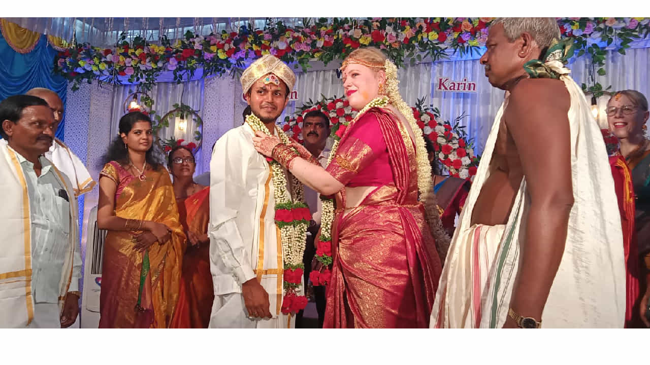 German woman wedding with Kundapur youth as per Hindu tradition: ಜರ್ಮನಿ ಮೂಲದ ಯುವತಿ ಕುಂದಾಪುರ ತಾಲೂಕಿನ ಆಜ್ರಿ ಮೂಲದ ಯುವಕ ಜೊತೆ ಹಿಂದೂ ಸಂಪ್ರದಾಯದಂತೆ ಮದುವೆಯಾದ ಘಟನೆ ಕುಂದಾಪುರದಲ್ಲಿ ನಡೆಯಿತು.