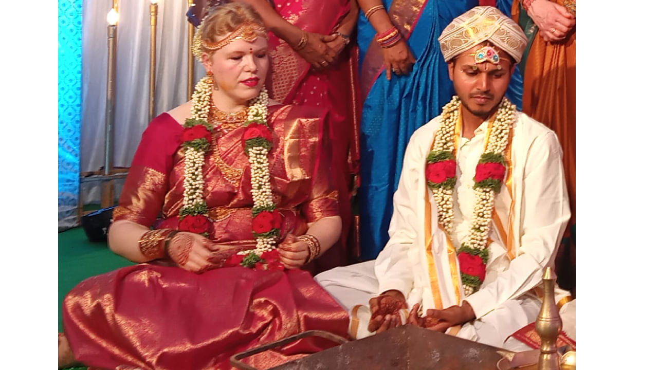 German woman wedding with Kundapur youth as per Hindu tradition: ಇಬ್ಬರು ತಮ್ಮ ಪ್ರೇಮದ ಬಗ್ಗೆ ತಮ್ಮ ಕುಟುಂಬಿಕರೊಂದಿಗೆ ಮಾತುಕತೆ ಮಾಡಿದ್ದು ಎರಡು ಕುಟುಂಬಗಳು ಪರಸ್ಪರ ಚರ್ಚಿಸಿ ಮದುವೆಗೆ ಸಮ್ಮತಿಸಿದ್ದರು. 