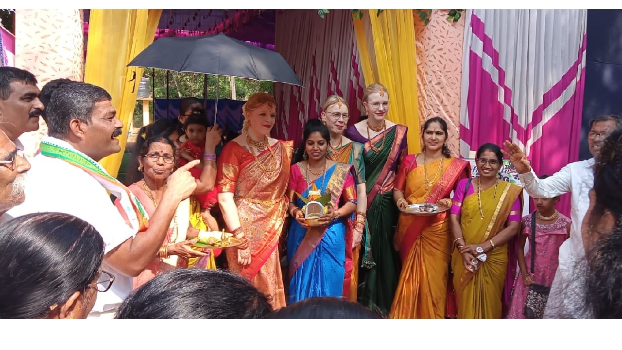 German woman wedding with Kundapur youth as per Hindu tradition: ಚಂದನ್ ಅವರು ಜರ್ಮನಿಯಲ್ಲಿ ಕಂಪೆನಿಯೊಂದರಲ್ಲಿ ಉದ್ಯೋಗಿಯಾಗಿದ್ದು, ಶಿಕ್ಷಕಿಯಾಗಿರುವ ಕಾರಿನ್ ಅವರನ್ನು ಪ್ರೀತಿಸುತ್ತಿದ್ದರು. 