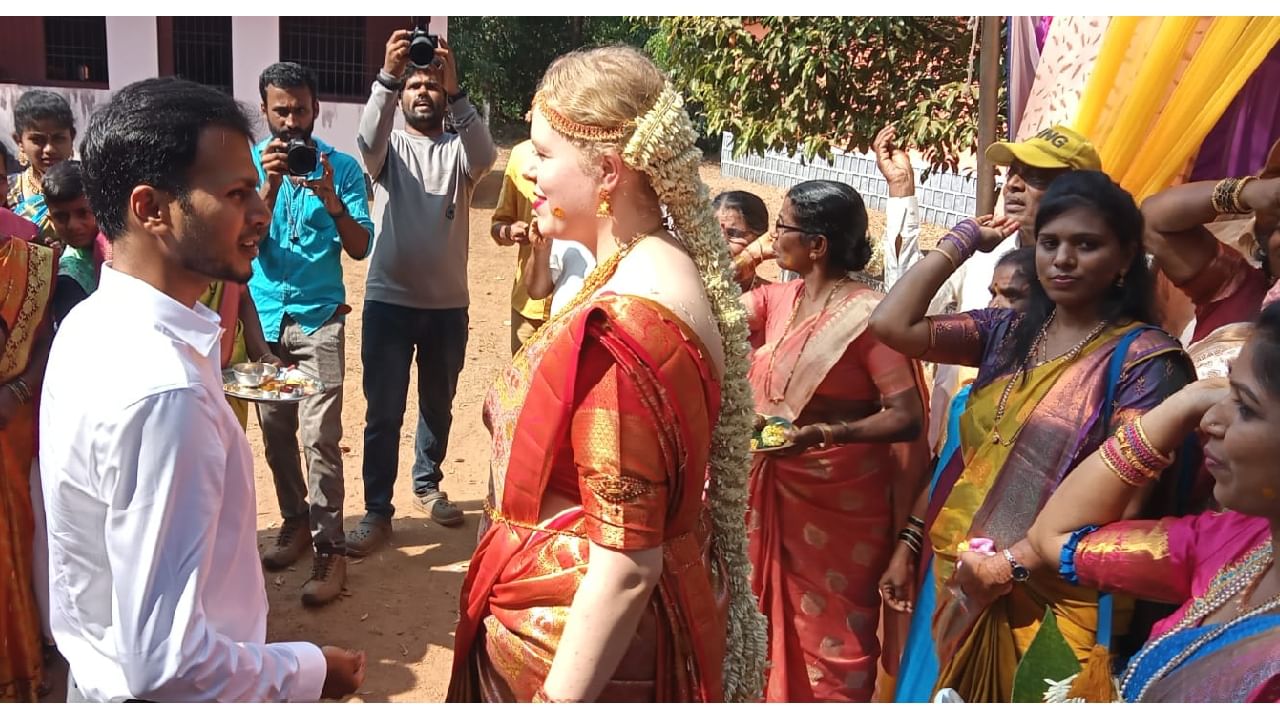 German woman wedding with Kundapur youth as per Hindu tradition: ಜರ್ಮನಿಯ ಪೆಟ್ರ ಶ್ರೂಆರ್ ಮತ್ತು ಪೀಟರ್ ಶ್ರೂಆರ್ ಮುನಿಸ್ತರ್ ಯುನಿಕಬ್ ದಂಪತಿಯ ಪುತ್ರಿ ಕಾರಿನ್ ದಾಂಪತ್ಯ ಜೀವನಕ್ಕೆ ಕಾಲಿರಿಸಿದ ನವ ಜೋಡಿ. 
