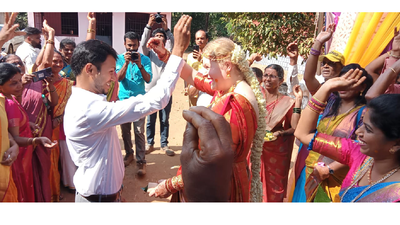 German woman wedding with Kundapur youth as per Hindu tradition: ಕುಂದಾಪುರ ತಾಲೂಕಿನ ಗ್ರಾಮೀಣ ಭಾಗವಾದ ಆಜ್ರಿಯ ಕರಿಮನೆ ಸುವರ್ಣ ಮತ್ತು ಪಂಜು ಪೂಜಾರಿ ದಂಪತಿಯ ಪುತ್ರ ಚಂದನ್.