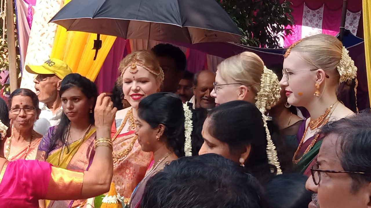 German woman wedding with Kundapur youth as per Hindu tradition: ಕುಂದಾಪುರ ತಾಲೂಕಿನ ಸಿದ್ದಾಪುರ ಸಮೀಪದ ಚಿತ್ತೇರಿ ಶ್ರೀ ಬ್ರಹ್ಮಲಿಂಗೇಶ್ವರ ದೇವಸ್ಥಾನದಲ್ಲಿ ಇವರು ಹಸೆಮಣೆ ಏರಿದ್ದು ಎರಡೂ ಕುಟುಂಬಗಳ ಹಿರಿಯರು ಮದುವೆಗೆ ಸಾಕ್ಷಿಯಾದರು. 