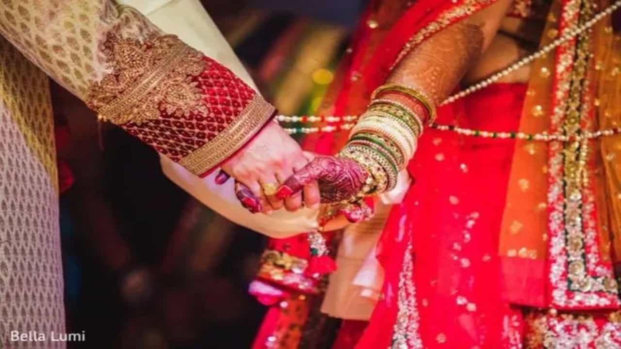 ಬೆಳಗಾವಿ: ತಾಳಿ ಕಟ್ಟುವ ವೇಳೆ ಮುರಿದು ಬಿದ್ದ ಮದುವೆ, ವರ ಹಿಂಡಲಗಾ ಜೈಲಿಗೆ! ಬೆಳಗಾವಿ: ತಾಳಿ ಕಟ್ಟುವ ವೇಳೆ ಮುರಿದು ಬಿದ್ದ ಮದುವೆ, ವರ ಹಿಂಡಲಗಾ ಜೈಲಿಗೆ!
