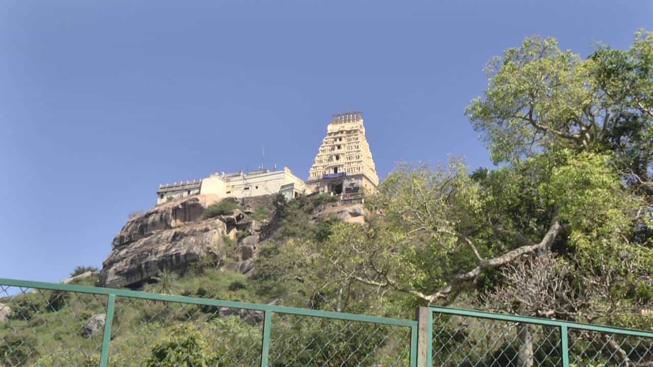 ಮೇಲುಕೋಟೆ ಚಲುವನಾರಾಯಣಸ್ವಾಮಿ ದೇವಾಲಯದ 14 ಎಕರೆ ಭೂಮಿ ಅಕ್ರಮವಾಗಿ ಪರಭಾರೆ ಆರೋಪ ಮೇಲುಕೋಟೆ ಚಲುವನಾರಾಯಣಸ್ವಾಮಿ ದೇವಾಲಯದ 14 ಎಕರೆ ಭೂಮಿ ಅಕ್ರಮವಾಗಿ ಪರಭಾರೆ ಆರೋಪ