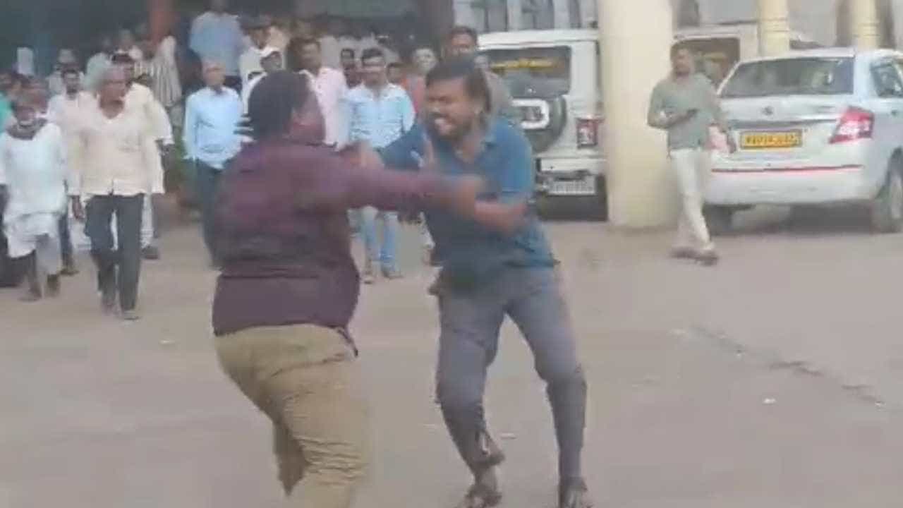 ತಂದೆ-ತಾಯಿಗೆ ಟಾರ್ಚರ್ ಆರೋಪ: ಹುಬ್ಬಳ್ಳಿ ಮಿನಿ ವಿಧಾನಸೌಧದಲ್ಲಿ ವ್ಯಕ್ತಿಗಳಿಬ್ಬರ ಮಧ್ಯೆ ಹೊಡೆದಾಟ ತಂದೆ-ತಾಯಿಗೆ ಟಾರ್ಚರ್ ಆರೋಪ: ಹುಬ್ಬಳ್ಳಿ ಮಿನಿ ವಿಧಾನಸೌಧದಲ್ಲಿ ವ್ಯಕ್ತಿಗಳಿಬ್ಬರ ಮಧ್ಯೆ ಹೊಡೆದಾಟ
