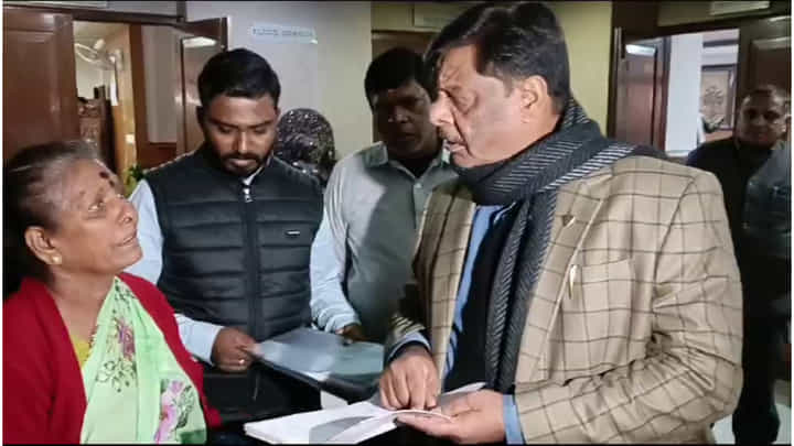 ಬೆಂಗಳೂರಿನಿಂದ ಬಂದಿದ್ದ ಬಡ ಮಹಿಳೆಗೆ ಮನೆ ನೀಡುವಂತೆ ದೆಹಲಿಯಲ್ಲಿ ಸಚಿವ ಹೆಚ್.ಸಿ. ಮಹದೇವಪ್ಪ ಶಿಫಾರಸು ಬೆಂಗಳೂರಿನಿಂದ ಬಂದಿದ್ದ ಬಡ ಮಹಿಳೆಗೆ ಮನೆ ನೀಡುವಂತೆ ದೆಹಲಿಯಲ್ಲಿ ಸಚಿವ ಹೆಚ್.ಸಿ. ಮಹದೇವಪ್ಪ ಶಿಫಾರಸು