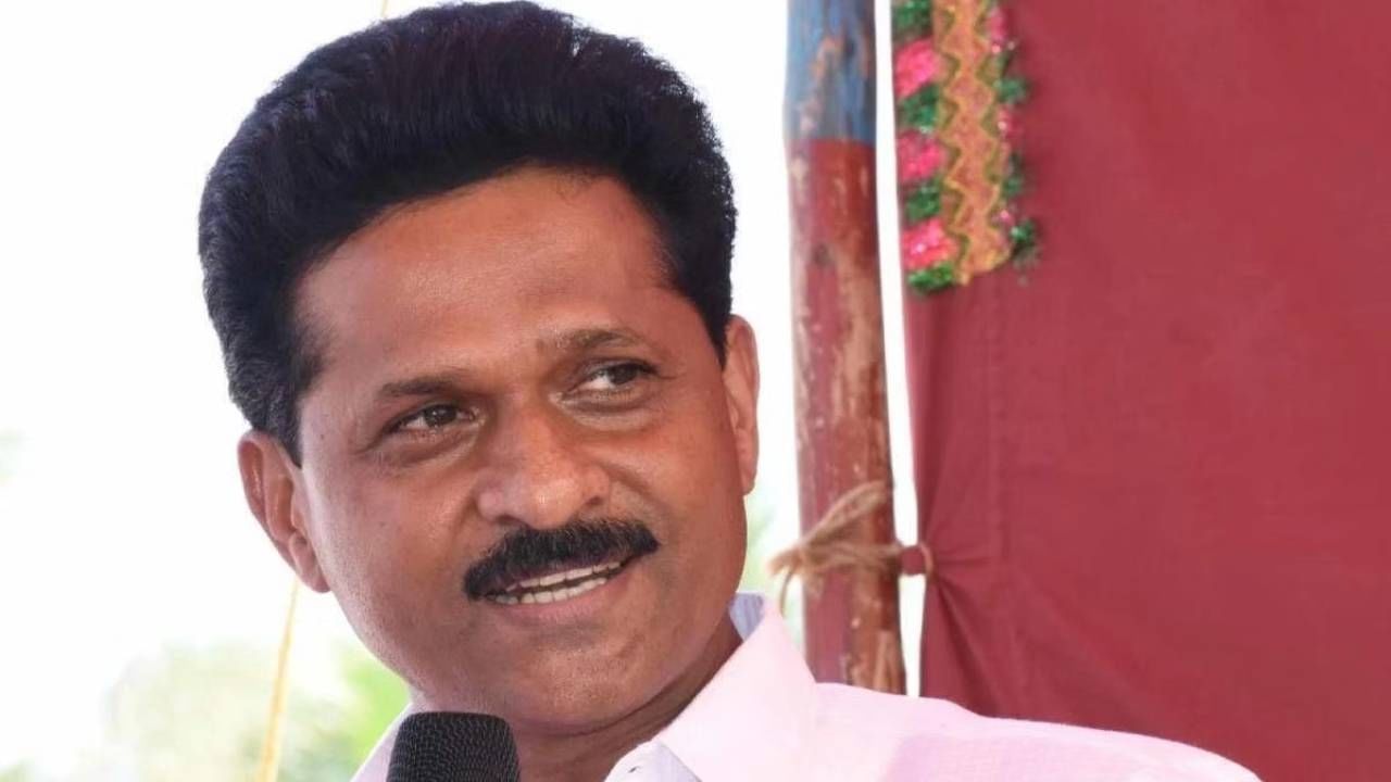 ಅನಂತ್ ಕುಮಾರ್ ಹೆಗಡೆ ಕ್ಷೇತ್ರಕ್ಕೆ ಏನು ಕೊಡುಗೆ ಕೊಟ್ಟಿದ್ದಾರೆ? ಪಕ್ಷ ಹೇಳಿದ್ರೆ ನಾನು ಅವರ ವಿರುದ್ಧ ಸ್ಪರ್ಧಿಸಲು ಸಿದ್ಧ -ಭೀಮಣ್ಣ ನಾಯ್ಕ್ ಅನಂತ್ ಕುಮಾರ್ ಹೆಗಡೆ ಕ್ಷೇತ್ರಕ್ಕೆ ಏನು ಕೊಡುಗೆ ಕೊಟ್ಟಿದ್ದಾರೆ? ಪಕ್ಷ ಹೇಳಿದ್ರೆ ನಾನು ಅವರ ವಿರುದ್ಧ ಸ್ಪರ್ಧಿಸಲು ಸಿದ್ಧ -ಭೀಮಣ್ಣ ನಾಯ್ಕ್