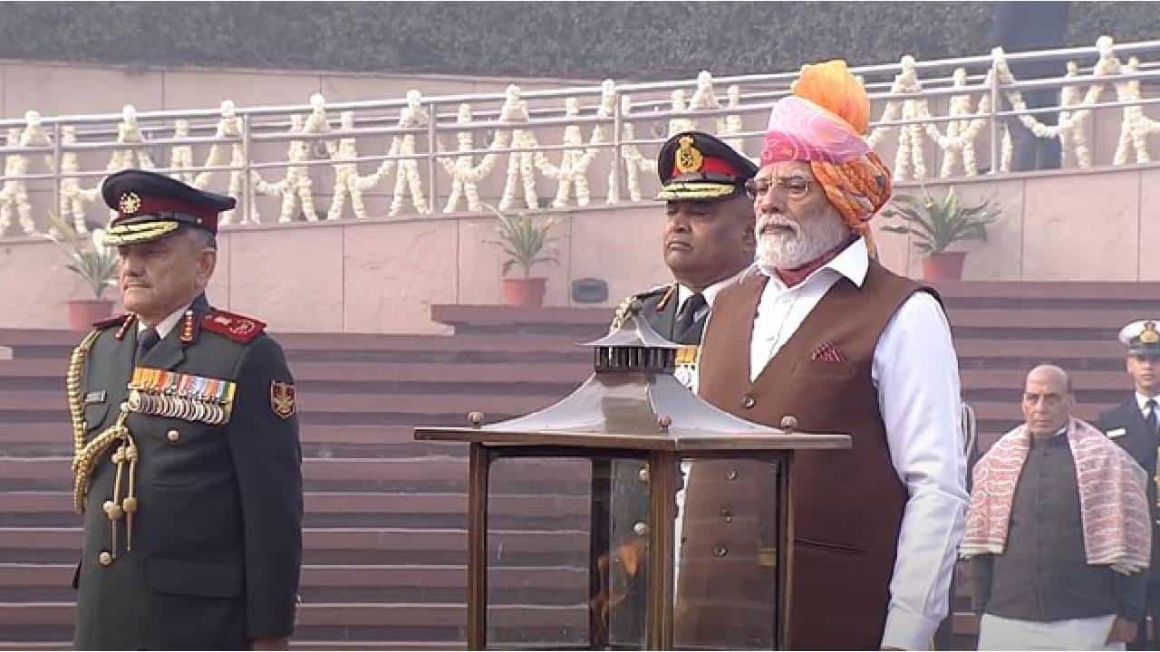 Republic Day 2024: ಗಣರಾಜ್ಯೋತ್ಸವ: ಭಗವಂತ ರಾಮನಿಗೆ ಪ್ರಿಯವಾದ ಬಣ್ಣದ ಧಿರಿಸಿನಲ್ಲಿ ಕಾಣಿಸಿಕೊಂಡ ಪ್ರಧಾನಿ ಮೋದಿ Republic Day 2024: ಗಣರಾಜ್ಯೋತ್ಸವ: ಭಗವಂತ ರಾಮನಿಗೆ ಪ್ರಿಯವಾದ ಬಣ್ಣದ ಧಿರಿಸಿನಲ್ಲಿ ಕಾಣಿಸಿಕೊಂಡ ಪ್ರಧಾನಿ ಮೋದಿ