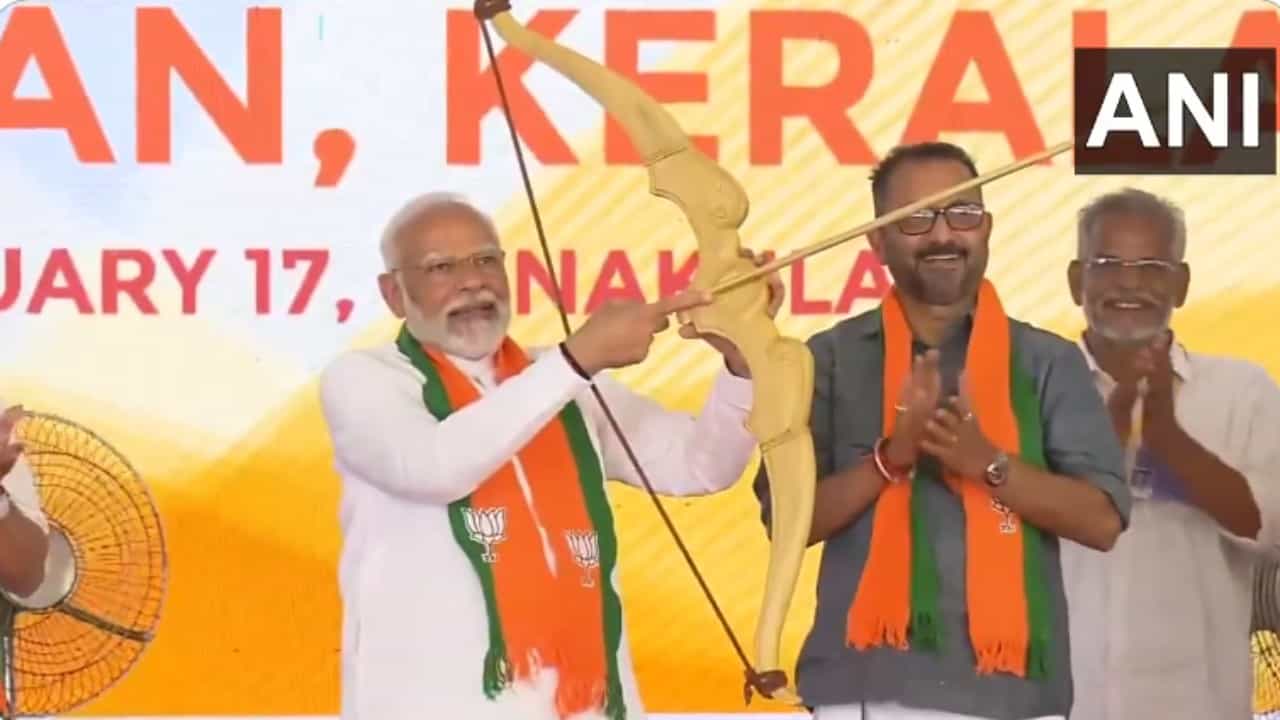 ಕೇರಳ: 'ಶಕ್ತಿ ಕೇಂದ್ರ' ಸಮ್ಮೇಳನದಲ್ಲಿ ಮೋದಿ ಭಾಗಿ; ಬಿಲ್ಲು ಬಾಣ ಉಡುಗೊರೆ ನೀಡಿದ ಬಿಜೆಪಿ