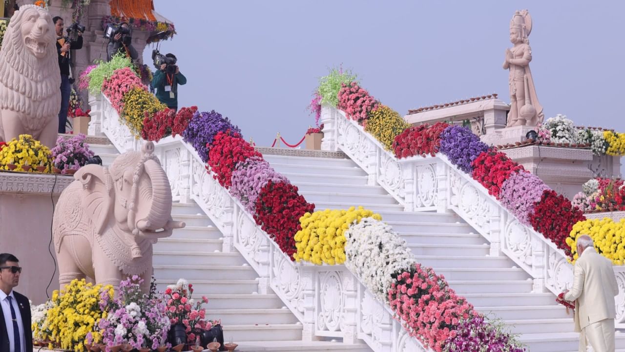 ಅಯೋಧ್ಯೆಯಲ್ಲಿ ಅದ್ಧೂರಿ ಆಚರಣೆಗಳ ನಡುವೆ ರಾಮಲಲ್ಲಾ ಪ್ರಾಣ ಪ್ರತಿಷ್ಠಾ ಕಾರ್ಯಕ್ರಮಕ್ಕೂ ಮುನ್ನ ಪ್ರಧಾನಿ ನರೇಂದ್ರ ಮೋದಿ ಸೋಮವಾರ ಇಲ್ಲಿ ನೂತನವಾಗಿ ನಿರ್ಮಿಸಲಾಗಿರುವ ರಾಮ ಮಂದಿರಕ್ಕೆ ಆಗಮಿಸಿದರು.