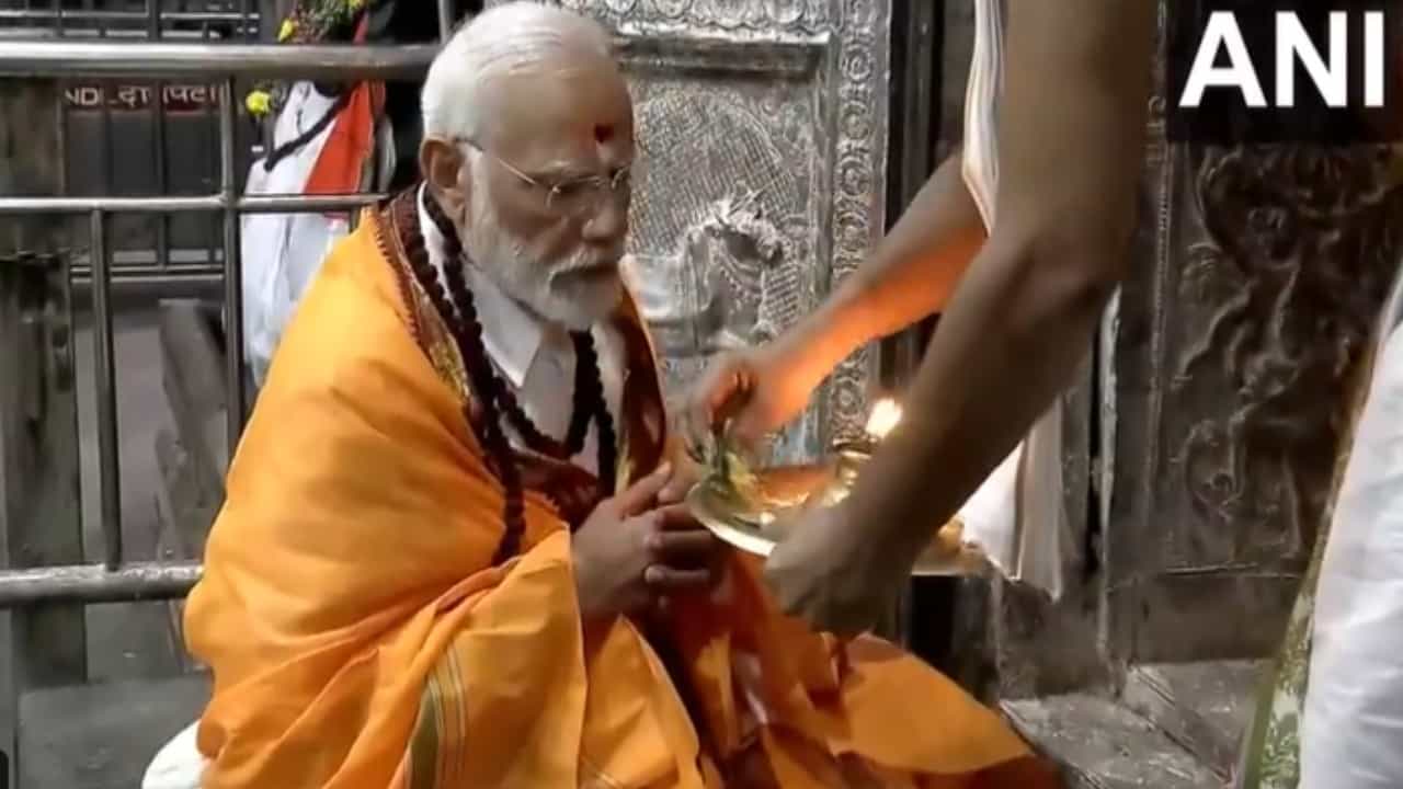 ‘ಅಗ್ನಿತೀರ್ಥ’ದಲ್ಲಿ ಪವಿತ್ರಸ್ನಾನ; ರಾಮೇಶ್ವರಂ ದೇವಸ್ಥಾನದಲ್ಲಿ ಪ್ರಾರ್ಥನೆ ಸಲ್ಲಿಸಿದ ಮೋದಿ ‘ಅಗ್ನಿತೀರ್ಥ’ದಲ್ಲಿ ಪವಿತ್ರಸ್ನಾನ; ರಾಮೇಶ್ವರಂ ದೇವಸ್ಥಾನದಲ್ಲಿ ಪ್ರಾರ್ಥನೆ ಸಲ್ಲಿಸಿದ ಮೋದಿ