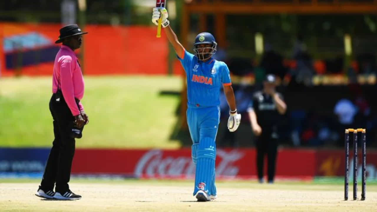 ದಕ್ಷಿಣ ಆಫ್ರಿಕಾದಲ್ಲಿ ನಡೆಯುತ್ತಿರುವ ಅಂಡರ್ 19 ವಿಶ್ವಕಪ್ನ ಸೂಪರ್ ಸಿಕ್ಸ್ ಸುತ್ತಿನ ಮೊದಲ ಪಂದ್ಯದಲ್ಲಿ ನ್ಯೂಜಿಲೆಂಡ್ ತಂಡವನ್ನು ಎದುರಿಸಿರುವ ಭಾರತ ಯುವ ಪಡೆಯ ಪರ ಆಲ್ರೌಂಡರ್ ಮುಶೀರ್ ಖಾನ್ 131 ರನ್ಗಳ ಸ್ಫೋಟಕ ಇನ್ನಿಂಗ್ಸ್ ಆಡಿದ್ದಾರೆ. ಈ ಮೂಲಕ ಮುಶೀರ್, ಟೀಂ ಇಂಡಿಯಾದ ಮಾಜಿ ಆರಂಭಿಕ ಆಟಗಾರ ಶಿಖರ್ ಧವನ್ ಅವರ ಕ್ಲಬ್ಗೆ ಸೇರ್ಪಡೆಗೊಂಡಿದ್ದಾರೆ.