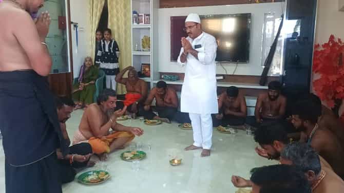 ಮುಸ್ಲಿಂ ಮುಖಂಡನ ಮನೆಯಲ್ಲಿ ಪೂಜೆ, ಭಜನೆ ಮಾಡಿದ ಅಯ್ಯಪ್ಪಸ್ವಾಮಿ ಭಕ್ತರು