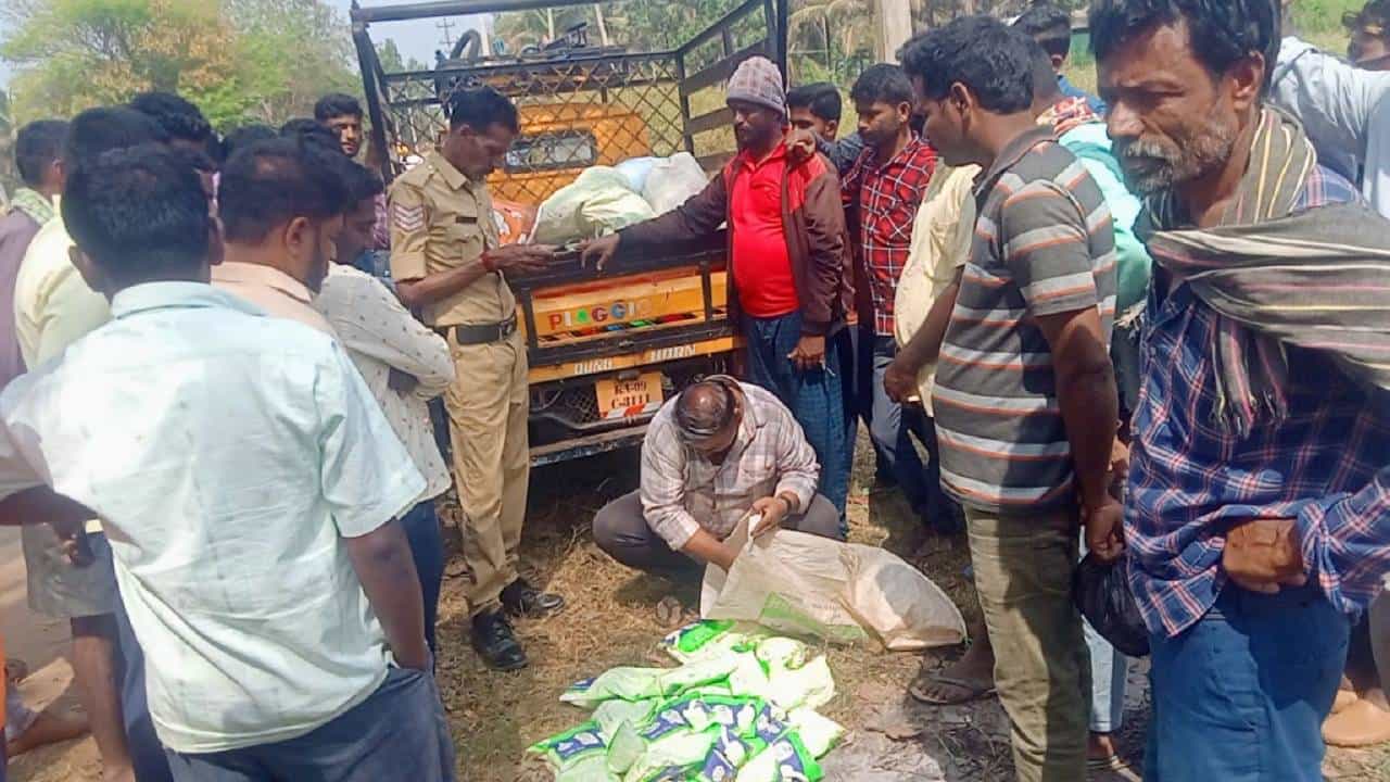 ಸಿಎಂ ಸಿದ್ದರಾಮಯ್ಯ ತವರು ಜಿಲ್ಲೆಯಲ್ಲಿ ಅನ್ನಭಾಗ್ಯ ನಂತರ ಕ್ಷೀರಭಾಗ್ಯಕ್ಕೆ ಕುತ್ತು: ಅಕ್ರಮವಾಗಿ ಹಾಲಿನ ಪುಡಿ ಸಾಗಿಸಲು ಯತ್ನ ಸಿಎಂ ಸಿದ್ದರಾಮಯ್ಯ ತವರು ಜಿಲ್ಲೆಯಲ್ಲಿ ಅನ್ನಭಾಗ್ಯ ನಂತರ ಕ್ಷೀರಭಾಗ್ಯಕ್ಕೆ ಕುತ್ತು: ಅಕ್ರಮವಾಗಿ ಹಾಲಿನ ಪುಡಿ ಸಾಗಿಸಲು ಯತ್ನ