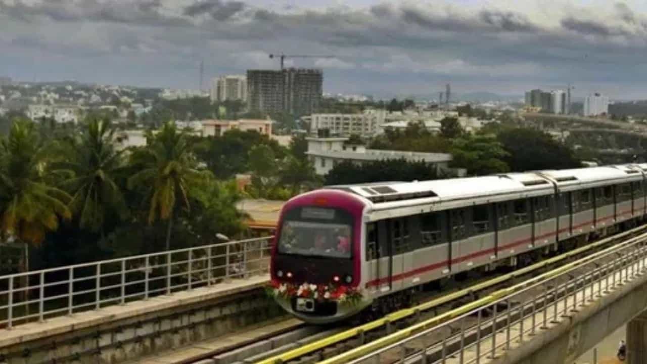 Namma Metro: ಎಂಜಿ ರೋಡ್-ಬೈಯಪ್ಪನಹಳ್ಳಿ ನಡುವೆ ಮೆಟ್ರೋ ರೈಲು ಸಂಚಾರ ಪುನರಾರಂಭ Namma Metro: ಎಂಜಿ ರೋಡ್-ಬೈಯಪ್ಪನಹಳ್ಳಿ ನಡುವೆ ಮೆಟ್ರೋ ರೈಲು ಸಂಚಾರ ಪುನರಾರಂಭ