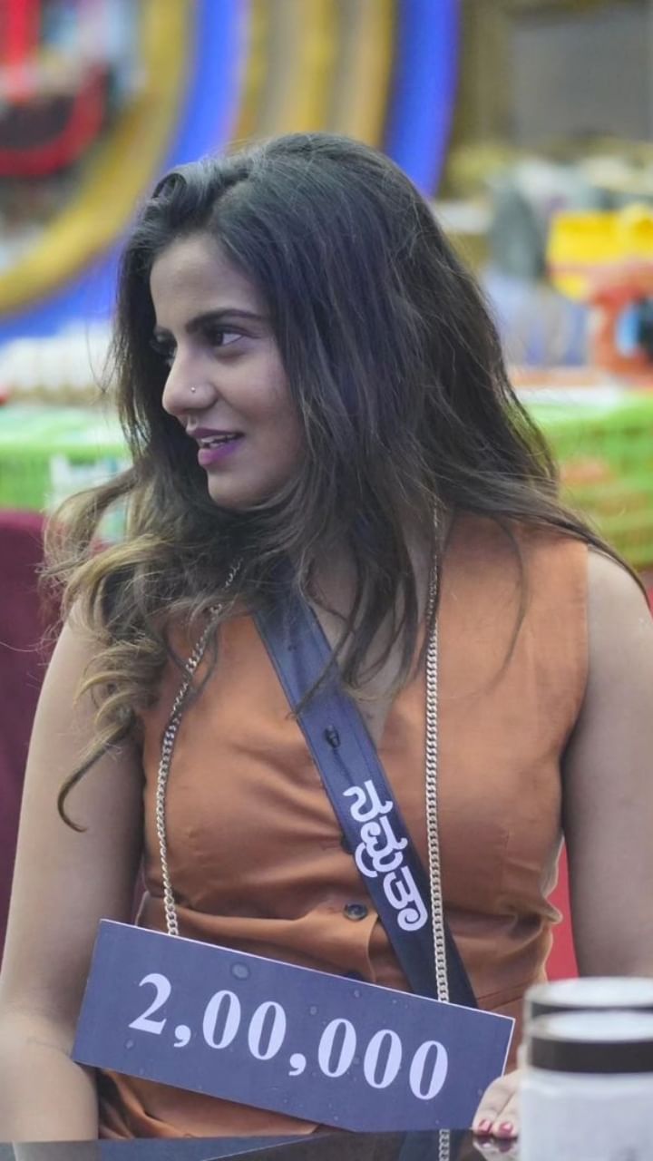 ನಮ್ರತಾ ಗೌಡ ಅವರಿಗೆ ಇದು ಸಾಕಷ್ಟು ಬೇಸರ ತಂದಿದೆ. ಅವರು ಒಂದು ಮೂಲೆಯಲ್ಲಿ ಕುಳಿತು ಕಣ್ಣಿರು ಹಾಕಿದ್ದಾರೆ.