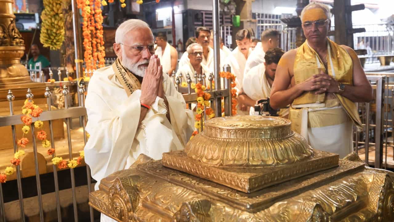 PM Modi in Guruvayur:ಗುರುವಾಯೂರು ಶ್ರೀಕೃಷ್ಣ ದೇವಾಲಯದಲ್ಲಿ ಮೋದಿ ಪ್ರಾರ್ಥನೆ; ಬಿಜೆಪಿ ನಾಯಕ ಸುರೇಶ್ ಗೋಪಿ ಮಗಳ ಮದುವೆಯಲ್ಲಿ ಭಾಗಿ PM Modi in Guruvayur:ಗುರುವಾಯೂರು ಶ್ರೀಕೃಷ್ಣ ದೇವಾಲಯದಲ್ಲಿ ಮೋದಿ ಪ್ರಾರ್ಥನೆ; ಬಿಜೆಪಿ ನಾಯಕ ಸುರೇಶ್ ಗೋಪಿ ಮಗಳ ಮದುವೆಯಲ್ಲಿ ಭಾಗಿ