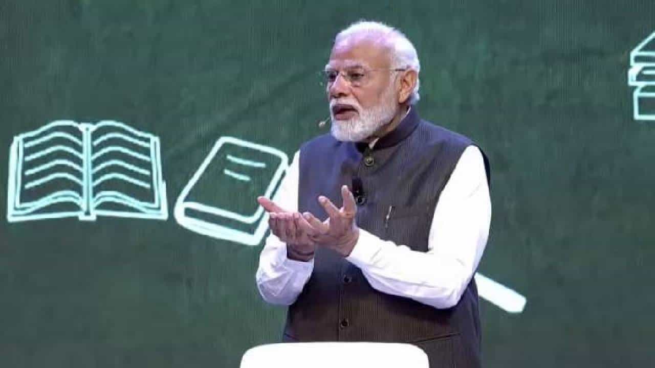 Pariksha Pe Charcha: 2018ರಿಂದ ಇಲ್ಲಿಯವರೆಗೆ ಪ್ರಧಾನಿ ಮೋದಿ ವಿದ್ಯಾರ್ಥಿಗಳಿಗೆ ಹೇಳಿಕೊಟ್ಟ ಯಶಸ್ಸಿನ ಮಂತ್ರಗಳು ಇಲ್ಲಿವೆ Pariksha Pe Charcha: 2018ರಿಂದ ಇಲ್ಲಿಯವರೆಗೆ ಪ್ರಧಾನಿ ಮೋದಿ ವಿದ್ಯಾರ್ಥಿಗಳಿಗೆ ಹೇಳಿಕೊಟ್ಟ ಯಶಸ್ಸಿನ ಮಂತ್ರಗಳು ಇಲ್ಲಿವೆ