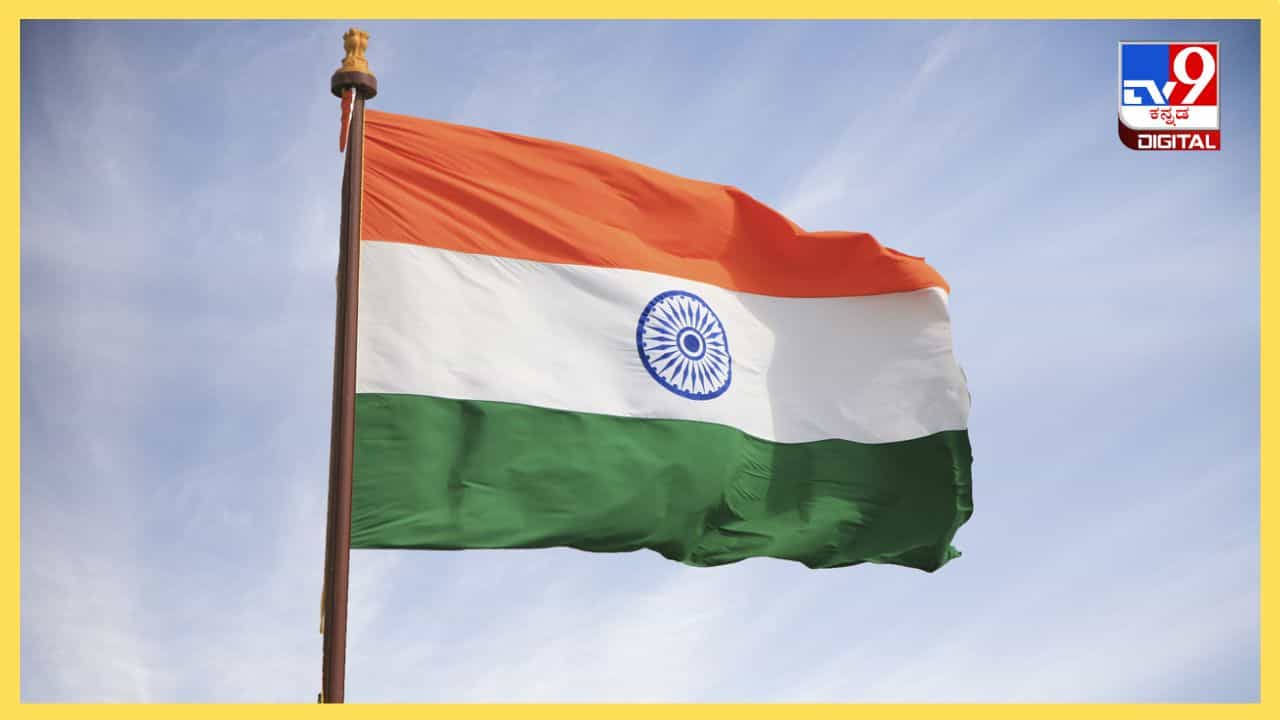 Republic Day 2024: ಗಣರಾಜ್ಯೋತ್ಸವದಂದು ಧ್ವಜ ಅರಳಿಸುವಿಕೆ ಮತ್ತು ಸ್ವಾತಂತ್ರ್ಯ ದಿನದಂದು ಧ್ವಜಾರೋಹಣ, ಈ ಎರಡು ಪದದ ಒಳಾರ್ಥವೇನು? Republic Day 2024: ಗಣರಾಜ್ಯೋತ್ಸವದಂದು ಧ್ವಜ ಅರಳಿಸುವಿಕೆ ಮತ್ತು ಸ್ವಾತಂತ್ರ್ಯ ದಿನದಂದು ಧ್ವಜಾರೋಹಣ, ಈ ಎರಡು ಪದದ ಒಳಾರ್ಥವೇನು?