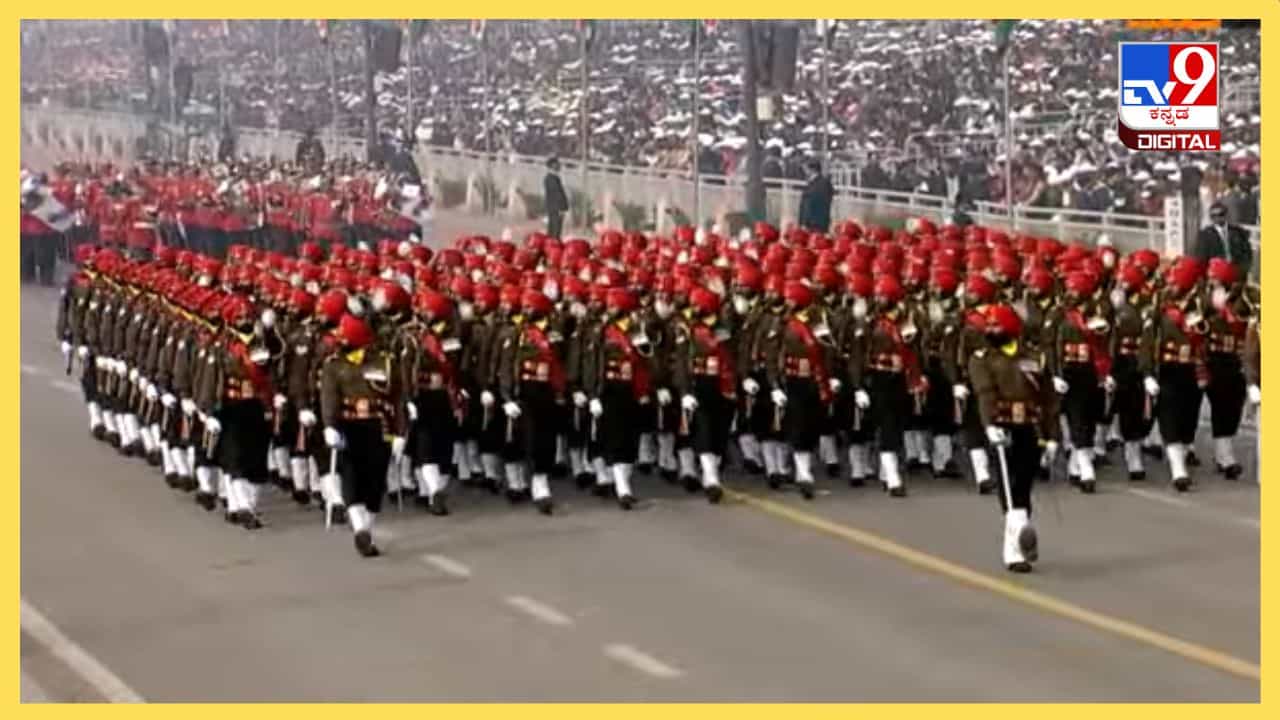 ಭಾರತ ಇಂದು 75ನೇ ಗಣರಾಜ್ಯೋತ್ಸವ ಆಚರಣೆ ಮಾಡಿಕೊಳ್ಳುತ್ತಿದೆ. ಈ ಕಾರ್ಯಕ್ರಮಕ್ಕೆ ಫ್ರಾನ್ಸ್ ಅಧ್ಯಕ್ಷ ಇಮ್ಯಾನುಯೆಲ್ ಮ್ಯಾಕ್ರನ್ ಮುಖ್ಯ ಅತಿಥಿಯಾಗಿ ಭಾಗವಹಿಸಿದ್ದಾರೆ. ಹಾಗೂ ಈ ಕಾರ್ಯಕ್ರಮದಲ್ಲಿ ಪರೇಡ್ ಪ್ರದರ್ಶನ ಕೂಡ ನಡೆಯಿತು. ರಾಷ್ಟ್ರಪತಿ ದ್ರೌಪದಿ ಮುರ್ಮು ಅವರು ಧ್ವಜಾರೋಹಣ ಮಾಡುವ ಮೂಲಕ ಗಣರಾಜ್ಯೋತ್ಸವಕ್ಕೆ ಚಾಲನೆ ನೋಡಿದರು.