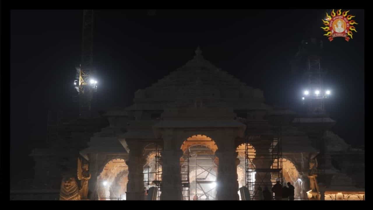 ಅಯೋಧ್ಯೆ ರಾಮಮಂದಿರ ಜನವರಿ 22ಕ್ಕೆ ಉದ್ಘಾಟನೆಗೊಳ್ಳಲಿದೆ. ಸಹಸ್ರ ಸಹಸ್ರ ರಾಮಭಕ್ತರು ಈ ಕ್ಷಣಕ್ಕೆ ಕಾಯುತ್ತಿದ್ದಾರೆ. ಈಗಾಗಲೇ ಅಲ್ಲಿನ ಹಲವು ಕೆಲಸಗಳು ಪೂರ್ಣಗೊಂಡಿದ್ದು, ಲೋರ್ಕಾಪಣೆಗೆ ಸಿದ್ಧವಾಗಿದೆ. ಅಯೋಧ್ಯೆಗೆ ಬೇರೆ ಬೇರೆ ರಾಜ್ಯಗಳ ಕೊಡುಗೆ ಅಪಾರ, ಅದರಲ್ಲೂ ಕರ್ನಾಟಕ ಹೆಚ್ಚಿನ ಕೊಡುಗೆ ನೀಡಿದೆ. ರಾಮಲಲ್ಲಾನ ಪ್ರಾಣ ಪ್ರತಿಷ್ಠೆಗೆ ಆಯ್ಕೆ ಆಗಿರುವ ಮೂರ್ತಿಯನ್ನು ಕೆತ್ತಿದ್ದು ನಮ್ಮ ಮೈಸೂರಿನವರು. ಇದೀಗ ಅಲ್ಲಿನ ನಿರ್ಮಾಣ ಕಾರ್ಯ ಪೂರ್ಣಗೊಳುತ್ತಿದೆ. ರಾತ್ರಿ ಹೊತ್ತಿನಲ್ಲಿ ರಾಮಮಂದಿರ ಹೇಗೆ ಕಾಣುತ್ತದೆ ಎಂಬುದನ್ನು ರಾಮಜನ್ಮ ಭೂಮಿ ಟ್ರಸ್ಟ್ ಹಂಚಿಕೊಂಡಿದೆ.