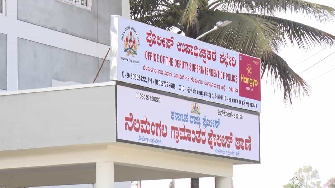 ಪತಿಯ ಅಕ್ರಮ ಸಂಬಂಧ ತಿಳಿಯುತ್ತಿದ್ದಂತೆ ಮಹಿಳೆ ಮನೆಗೆ ತೆರಳಿ ಹಲ್ಲೆ ನಡೆಸಿದ ಪತ್ನಿ-ಮಕ್ಕಳು ಪತಿಯ ಅಕ್ರಮ ಸಂಬಂಧ ತಿಳಿಯುತ್ತಿದ್ದಂತೆ ಮಹಿಳೆ ಮನೆಗೆ ತೆರಳಿ ಹಲ್ಲೆ ನಡೆಸಿದ ಪತ್ನಿ-ಮಕ್ಕಳು