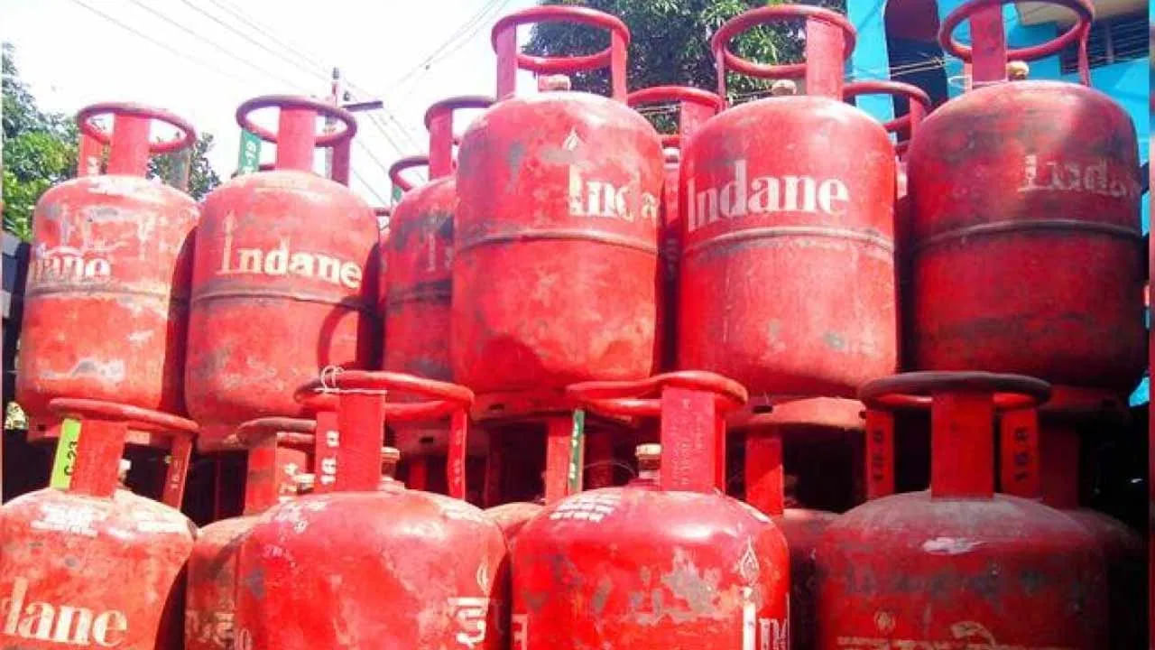 LPG ಸಿಲಿಂಡರ್ ಕೆಂಪು ಬಣ್ಣದಲ್ಲಿರುತ್ತದೆ ಏಕೆ? ಇದರ ಹಿಂದಿನ ಕುತೂಹಲಕಾರಿ ಕಾರಣ ಇದೇ... LPG ಸಿಲಿಂಡರ್ ಕೆಂಪು ಬಣ್ಣದಲ್ಲಿರುತ್ತದೆ ಏಕೆ? ಇದರ ಹಿಂದಿನ ಕುತೂಹಲಕಾರಿ ಕಾರಣ ಇದೇ...