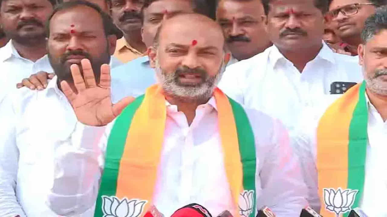 ಲೋಕಸಭೆ ಚುನಾವಣೆ ನಂತರ ತೆಲಂಗಾಣದ ರೇವಂತ್ ಸರ್ಕಾರ ಉರುಳಿಸಲು ಸಂಚು ನಡೆದಿದೆ -ಬಂಡಿ ಸಂಜಯ್ ಸಂಚಲನ ಹೇಳಿಕೆ ಲೋಕಸಭೆ ಚುನಾವಣೆ ನಂತರ ತೆಲಂಗಾಣದ ರೇವಂತ್ ಸರ್ಕಾರ ಉರುಳಿಸಲು ಸಂಚು ನಡೆದಿದೆ -ಬಂಡಿ ಸಂಜಯ್ ಸಂಚಲನ ಹೇಳಿಕೆ