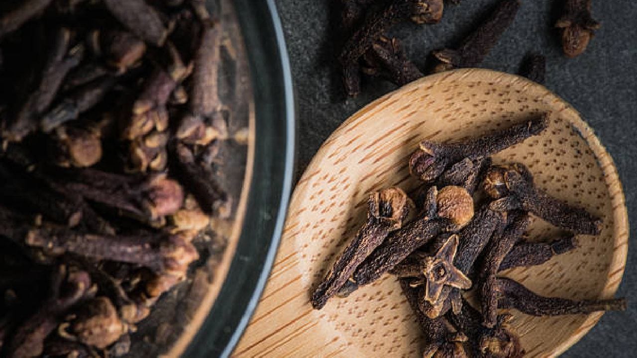 Clove Benefits ದಿನಕ್ಕೆ ಒಂದು ಲವಂಗದ ಎಸಳು ಜಗಿಯುವುದರಿಂದ ಪ್ರಯೋಜನವೇನು