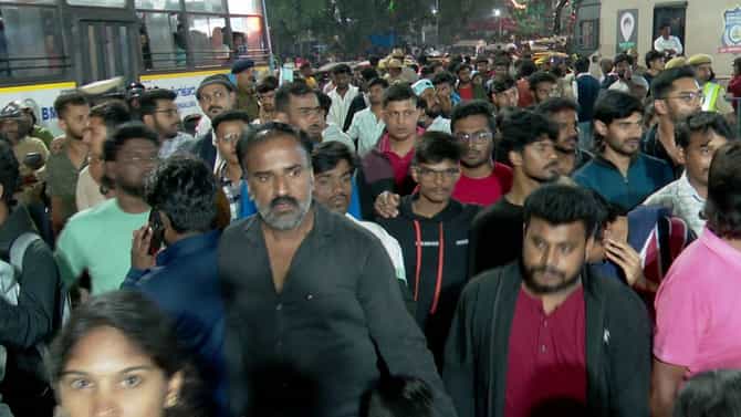 ಬೆಂಗಳೂರು: ಅಸಭ್ಯ ವರ್ತನೆ ತೋರಿದ ಯುವಕನ ಕೆನ್ನೆಗೆ ಬಾರಿಸಿದ ಪೊಲೀಸ್