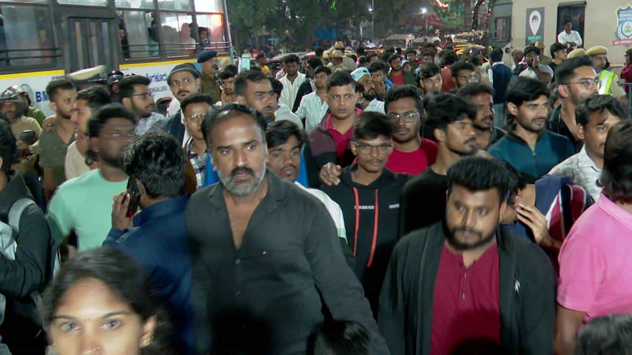 ಬೆಂಗಳೂರು: ಹೊಸವರ್ಷಾಚರಣೆ ನಡುವೆ ಕೆಲವೆಡೆ ಅವಾಂತರ, ಅಸಭ್ಯ ವರ್ತನೆ ತೋರಿದ ಯುವಕನ ಕೆನ್ನೆಗೆ ಬಾರಿಸಿದ ಪೊಲೀಸ್