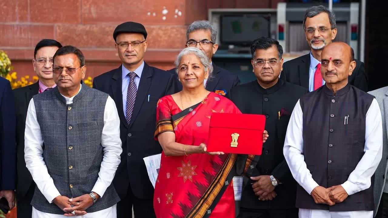 Union Budget 2024: ಬಜೆಟ್ ಮಂಡನೆ ಬಳಿಕ ನಿರ್ಮಲಾ ಸೀತಾರಾಮನ್ ಪಾಲಾಗಲಿವೆ ಹಲವು ದಾಖಲೆಗಳು, ಇಲ್ಲಿದೆ ವಿವರ Union Budget 2024: ಬಜೆಟ್ ಮಂಡನೆ ಬಳಿಕ ನಿರ್ಮಲಾ ಸೀತಾರಾಮನ್ ಪಾಲಾಗಲಿವೆ ಹಲವು ದಾಖಲೆಗಳು, ಇಲ್ಲಿದೆ ವಿವರ