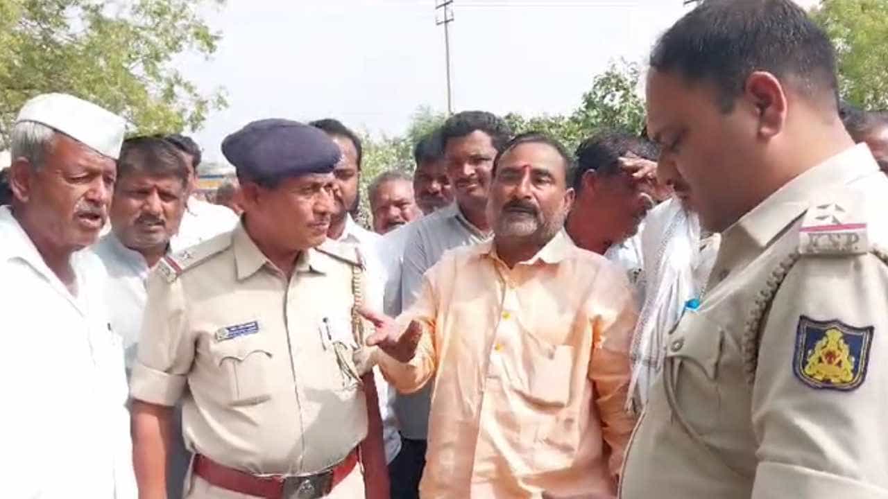 ವಿಜಯಪುರ: ಭೀಮಾನದಿ ಪಟ್ಟದಲ್ಲಿ ನಿಷೇದಾಜ್ಞೆ ಜಾರಿ: ವಿದ್ಯುತ್ ಸಂಪರ್ಕ ಕಟ್, ರೈತರು ಆಕ್ರೋಶ ವಿಜಯಪುರ: ಭೀಮಾನದಿ ಪಟ್ಟದಲ್ಲಿ ನಿಷೇದಾಜ್ಞೆ ಜಾರಿ: ವಿದ್ಯುತ್ ಸಂಪರ್ಕ ಕಟ್, ರೈತರು ಆಕ್ರೋಶ