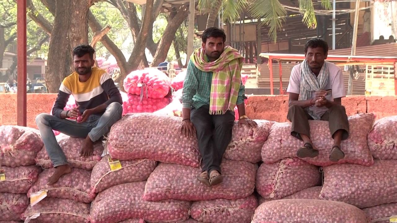 Davangere: Onion price has fallen suddenly, per kg 3-4 Rs farmers in trouble 