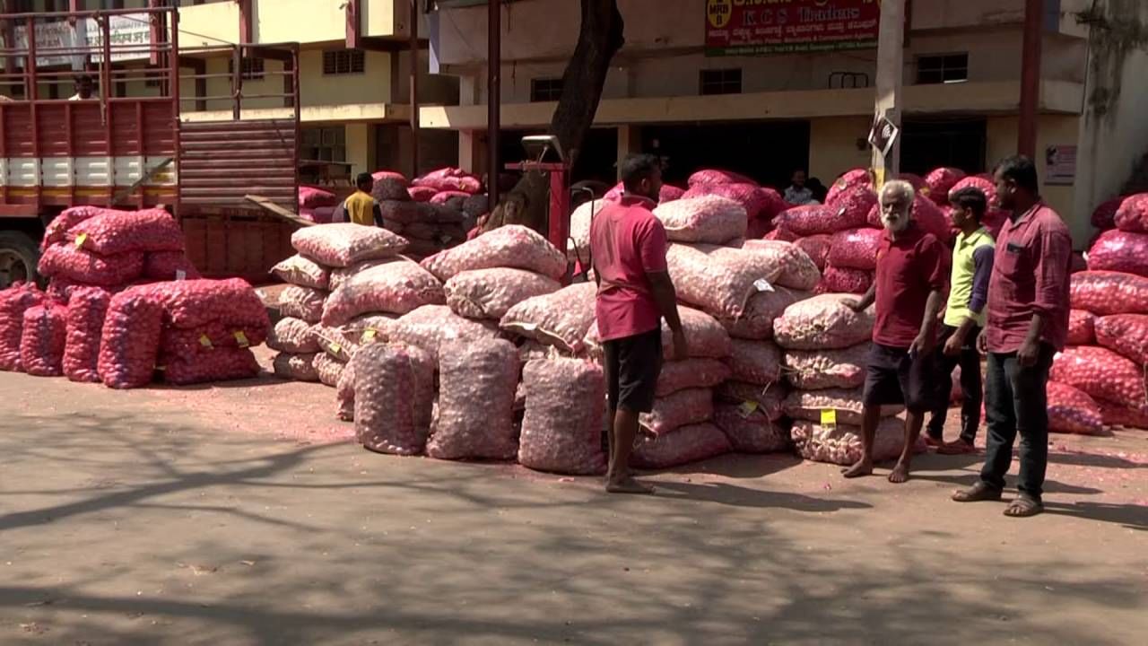 Davangere: Onion price has fallen suddenly, per kg 3-4 Rs farmers in trouble 