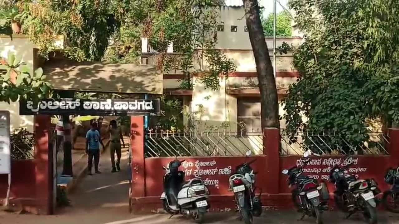 2005 ಪಾವಗಡ ಬಾಂಬ್ ಬ್ಲಾಸ್ಟ್ ಪ್ರಕರಣ: ನಾಲ್ವರು ಮಾಜಿ ನಕ್ಸಲರು ಪೊಲೀಸರ ವಶಕ್ಕೆ 2005 ಪಾವಗಡ ಬಾಂಬ್ ಬ್ಲಾಸ್ಟ್ ಪ್ರಕರಣ: ನಾಲ್ವರು ಮಾಜಿ ನಕ್ಸಲರು ಪೊಲೀಸರ ವಶಕ್ಕೆ
