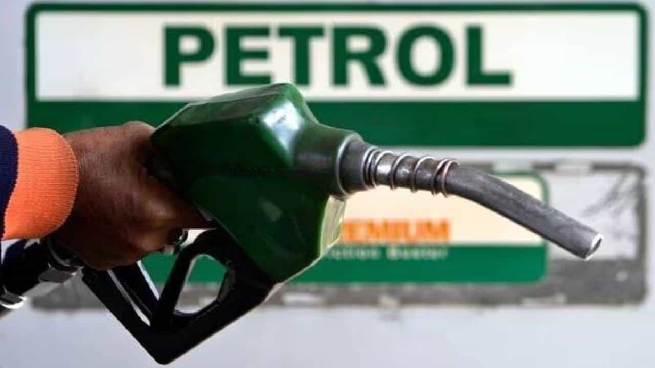 Petrol Diesel Price on January 08: ಕಚ್ಚಾ ತೈಲ ಬೆಲೆಯಲ್ಲಿ ಸ್ವಲ್ಪ ಇಳಿಕೆ, ಹಲವು ರಾಜ್ಯಗಳಲ್ಲಿ ಪೆಟ್ರೋಲ್, ಡೀಸೆಲ್ ದರದಲ್ಲಿ ಬದಲಾವಣೆ Petrol Diesel Price on January 08: ಕಚ್ಚಾ ತೈಲ ಬೆಲೆಯಲ್ಲಿ ಸ್ವಲ್ಪ ಇಳಿಕೆ, ಹಲವು ರಾಜ್ಯಗಳಲ್ಲಿ ಪೆಟ್ರೋಲ್, ಡೀಸೆಲ್ ದರದಲ್ಲಿ ಬದಲಾವಣೆ