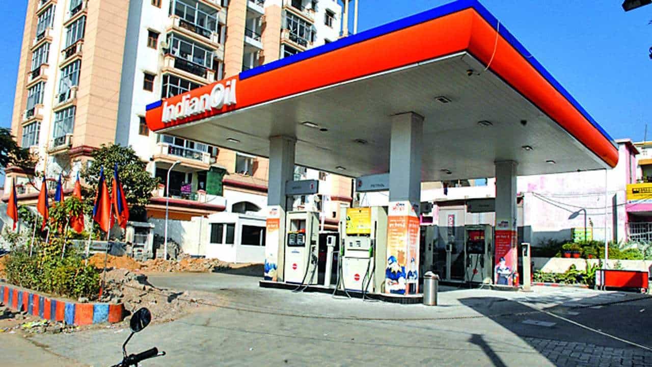 Petrol Diesel Price: ಪೆಟ್ರೋಲ್, ಡೀಸಲ್ ಬೆಲೆ 10 ರೂವರೆಗೆ ಕಡಿಮೆ ಆಗುವ ಸಾಧ್ಯತೆ Petrol Diesel Price: ಪೆಟ್ರೋಲ್, ಡೀಸಲ್ ಬೆಲೆ 10 ರೂವರೆಗೆ ಕಡಿಮೆ ಆಗುವ ಸಾಧ್ಯತೆ