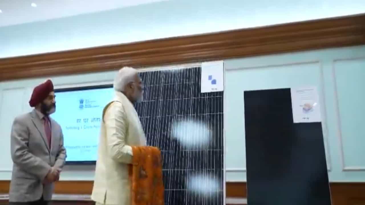 1 ಕೋಟಿ ಮನೆಗಳಿಗೆ ಸೌರ ಮೇಲ್ಛಾವಣಿ ಅಳವಡಿಸುವ ಪ್ರಧಾನಮಂತ್ರಿ ‘ಸೂರ್ಯೋದಯ ಯೋಜನೆ’ ಘೋಷಿಸಿದ ಕೇಂದ್ರ 1 ಕೋಟಿ ಮನೆಗಳಿಗೆ ಸೌರ ಮೇಲ್ಛಾವಣಿ ಅಳವಡಿಸುವ ಪ್ರಧಾನಮಂತ್ರಿ ‘ಸೂರ್ಯೋದಯ ಯೋಜನೆ’ ಘೋಷಿಸಿದ ಕೇಂದ್ರ