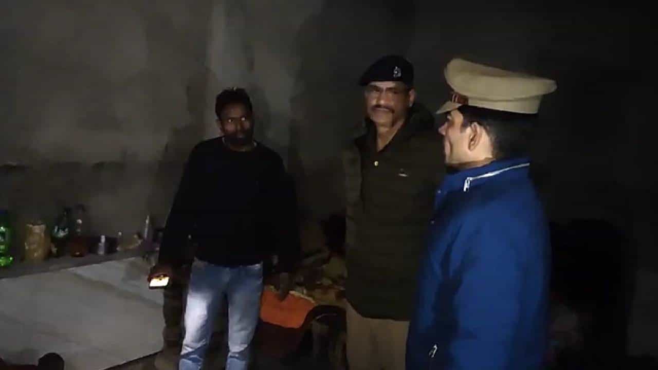 ಉತ್ತರ ಪ್ರದೇಶ: ರಾತ್ರಿಯಿಂದ ಬೆಳಗಾಗುವಷ್ಟರಲ್ಲಿ ಒಂದೇ ಕುಟುಂಬದ ಐವರು ಶವವಾಗಿ ಪತ್ತೆ ಉತ್ತರ ಪ್ರದೇಶ: ರಾತ್ರಿಯಿಂದ ಬೆಳಗಾಗುವಷ್ಟರಲ್ಲಿ ಒಂದೇ ಕುಟುಂಬದ ಐವರು ಶವವಾಗಿ ಪತ್ತೆ
