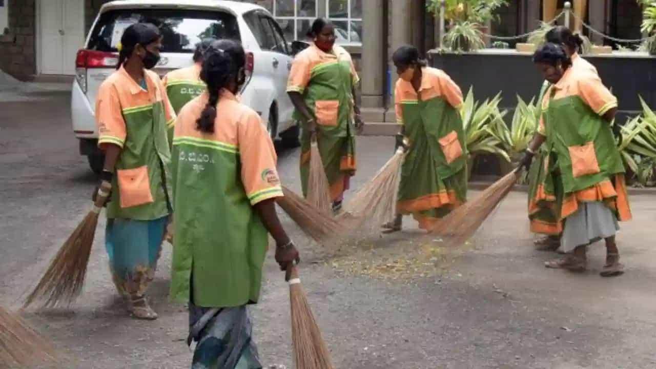 ಇನ್ನು ಯಂತ್ರಗಳ ಮೂಲಕ ಕಸ ಗುಡಿಸಲಿದ್ದಾರೆ ಪೌರ ಕಾರ್ಮಿಕರು! ಮೆಕ್ಯಾನಿಕಲ್ ಸ್ವೀಪರ್ಗಳ ಖರೀದಿಗೆ ಮುಂದಾದ ಬಿಬಿಎಂಪಿ ಇನ್ನು ಯಂತ್ರಗಳ ಮೂಲಕ ಕಸ ಗುಡಿಸಲಿದ್ದಾರೆ ಪೌರ ಕಾರ್ಮಿಕರು! ಮೆಕ್ಯಾನಿಕಲ್ ಸ್ವೀಪರ್ಗಳ ಖರೀದಿಗೆ ಮುಂದಾದ ಬಿಬಿಎಂಪಿ